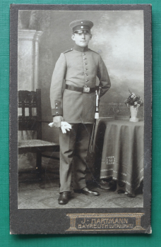 CDV Foto auf Karton / Bayreuth / 1910-1915 / Soldat Uniform / Foto Atelier J Hartmann Luitpoldplatz / 1. Weltkrieg WWI 1.WK
